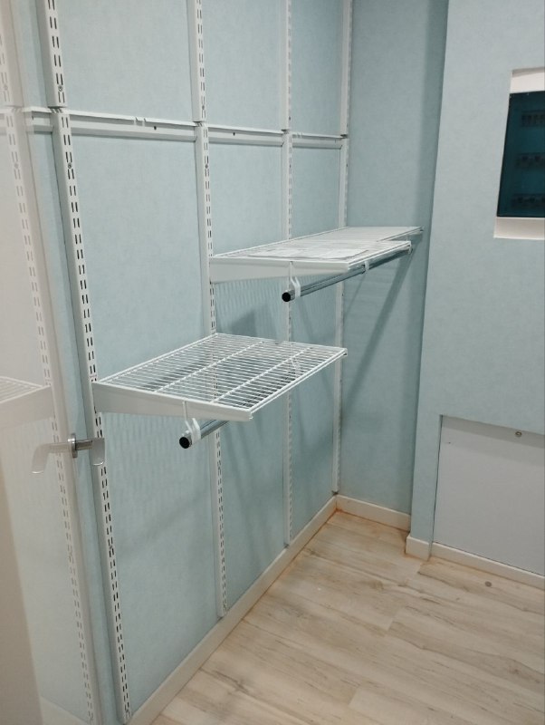 Белая двухсторонняя гардеробная с выдвижными корзинами, ~2,1×1,8 м, фото 4