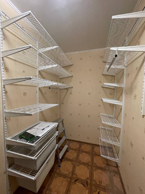 Белая двухсторонняя гардеробная с выдвижными корзинами, фото 1