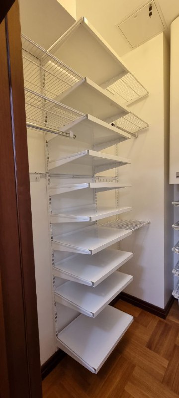 Белая двухсторонняя гардеробная с выдвижными корзинами, ~1,7×1,5 м, фото 2