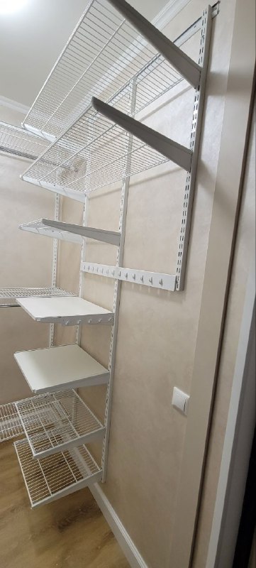 Белая двухсторонняя гардеробная с выдвижными корзинами, ~1,6×2,1 м, фото 1