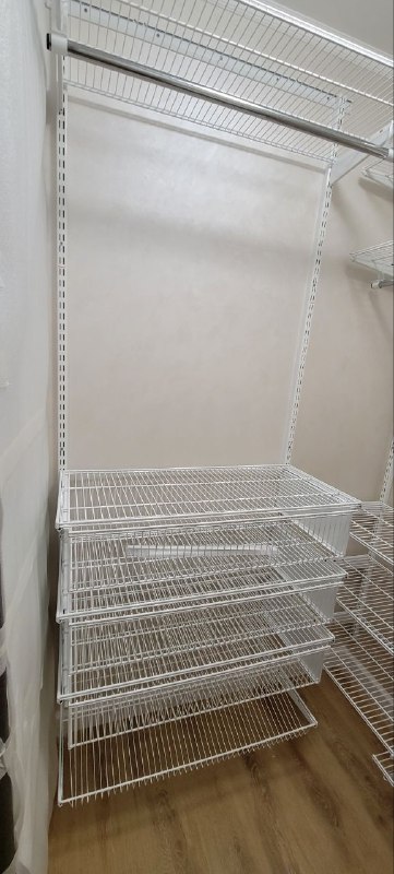Белая двухсторонняя гардеробная с выдвижными корзинами, ~1,6×2,1 м, фото 2