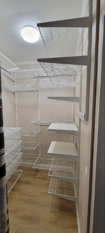Белая двухсторонняя гардеробная с выдвижными корзинами, ~1,6×2,1 м, фото 3