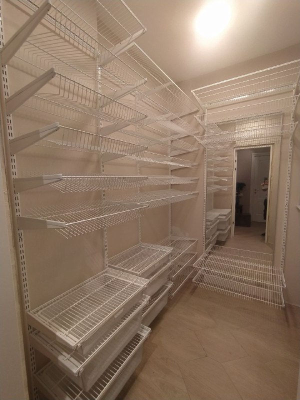Белая двухсторонняя гардеробная с выдвижными корзинами, ~1,8×3,2 м, фото 2