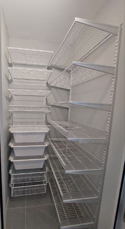 Белая двухсторонняя гардеробная с выдвижными корзинами, ~0,9×1,7 м, фото 1