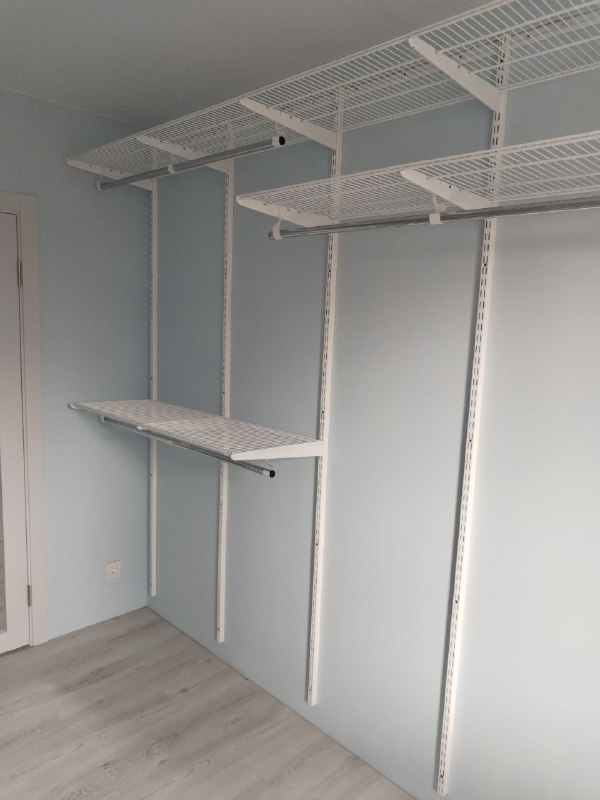 Белая двухсторонняя гардеробная с зеркалом, ~2,6×3 м, фото 1