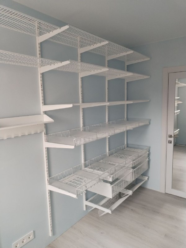 Белая двухсторонняя гардеробная с зеркалом, ~2,6×3 м, фото 2