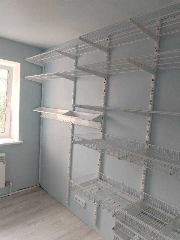 Белая двухсторонняя гардеробная с зеркалом, ~2,6×3 м, фото 3
