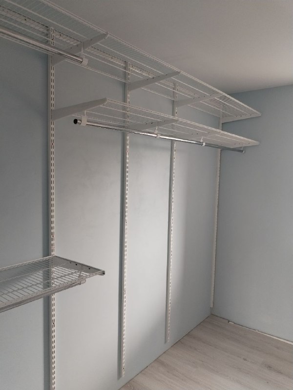 Белая двухсторонняя гардеробная с зеркалом, ~2,6×3 м, фото 4