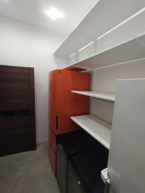 Белая двухсторонняя кладовка, ~2,7×1,8 м, фото 2