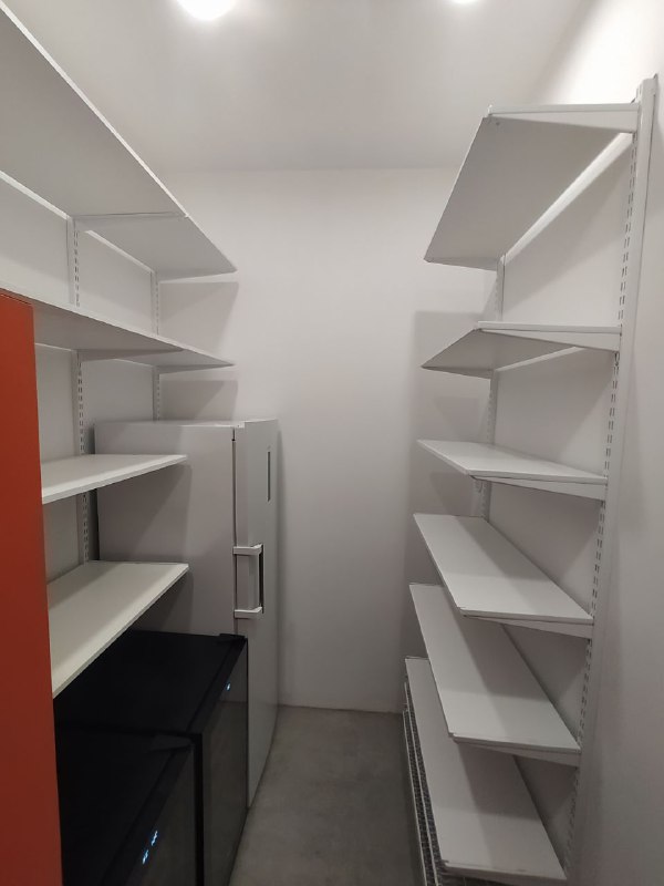 Белая двухсторонняя кладовка, ~2,7×1,8 м, фото 3