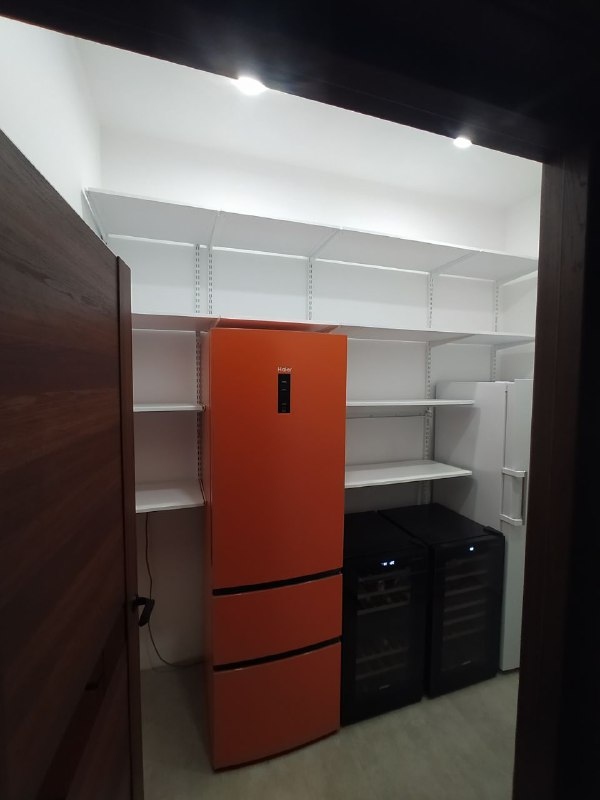 Белая двухсторонняя кладовка, ~2,7×1,8 м, фото 4