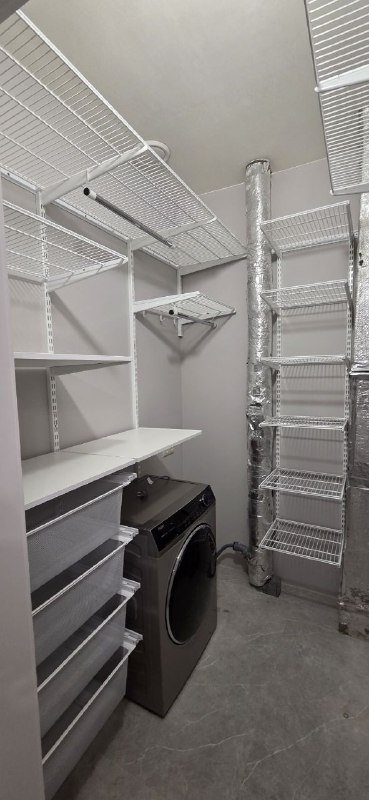 Белая двухсторонняя постирочная с выдвижными корзинами, ~1,3×2 м, фото 1