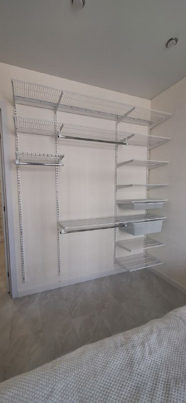 Белая гардеробная в спальне с выдвижными корзинами, ~2,1×1,8 м, фото 2