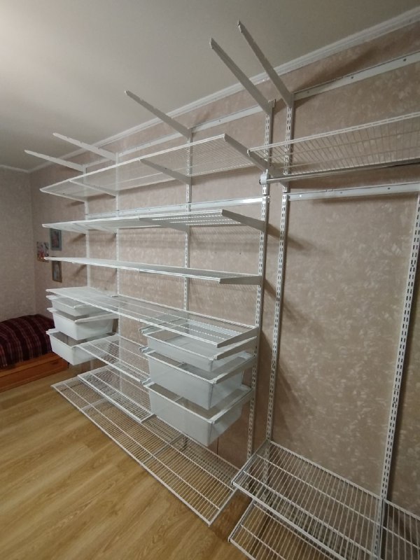 Белая гардеробная в спальне с выдвижными корзинами, ~3,2×2,2 м, фото 1