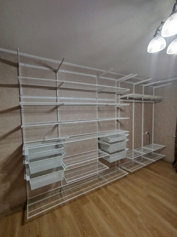 Белая гардеробная в спальне с выдвижными корзинами, ~3,2×2,2 м, фото 2