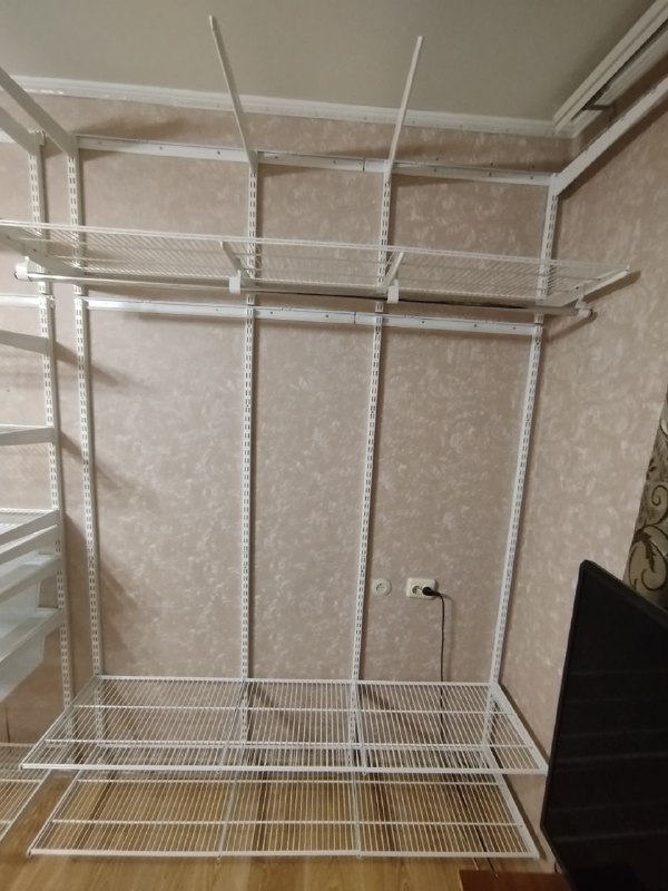 Белая гардеробная в спальне с выдвижными корзинами, ~3,2×2,2 м, фото 3