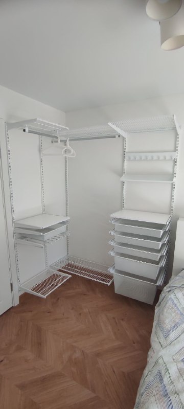 Белая гардеробная в спальне с выдвижными корзинами, ~1,8×1,7 м, фото 1