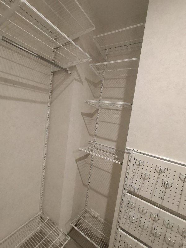 Белая гардеробная в спальне с выдвижными корзинами, ~2,4×3 м, фото 2
