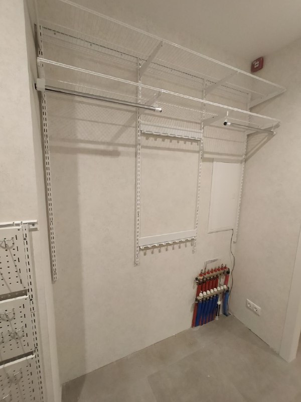 Белая гардеробная в спальне с выдвижными корзинами, ~2,4×3 м, фото 4