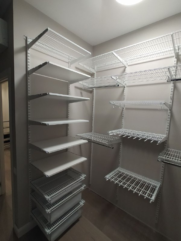 Белая гардеробная в спальне с выдвижными корзинами, ~2,4×3 м, фото 6