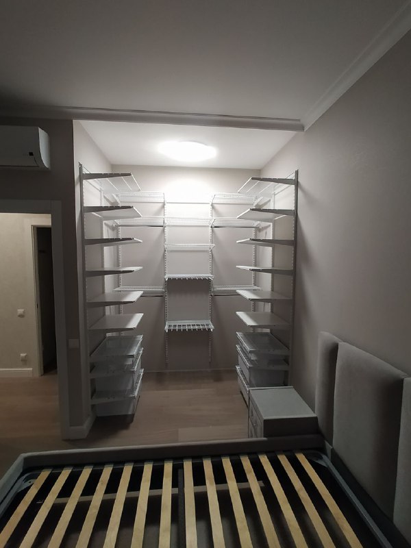 Белая гардеробная в спальне с выдвижными корзинами, ~2,4×3 м, фото 8