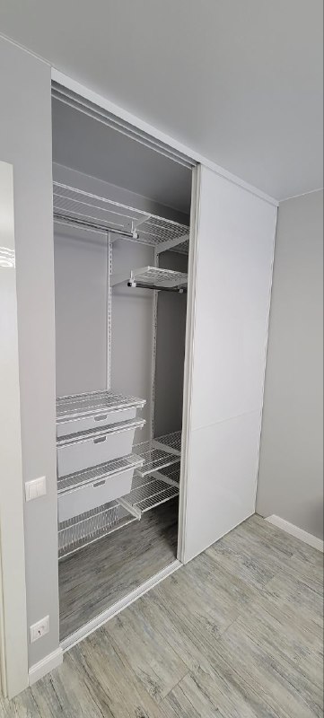 Белая гардеробная в спальне с выдвижными корзинами и дверями-купе, фото 3