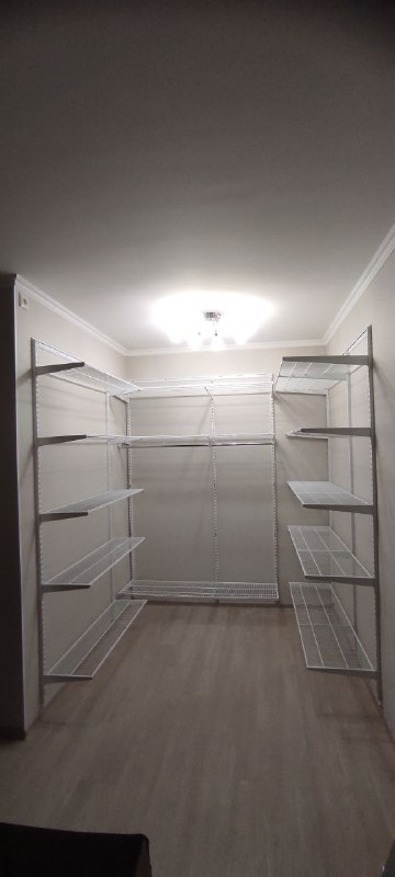 Белая П-образная гардеробная, ~2,1×2,7 м, фото 1
