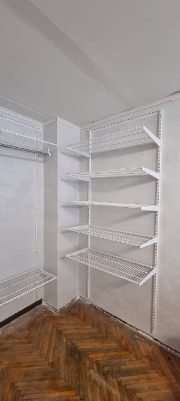 Белая П-образная гардеробная, ~2,7×1,8 м, фото 1