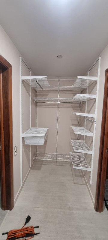 Белая П-образная гардеробная, ~1,4×1,6 м, фото 1
