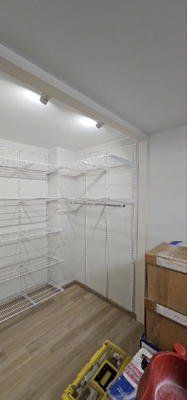 Белая П-образная гардеробная, ~2,4×1,8 м, фото 3