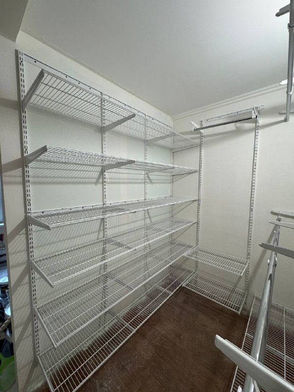 Белая П-образная гардеробная, ~2,7×2,1 м, фото 1