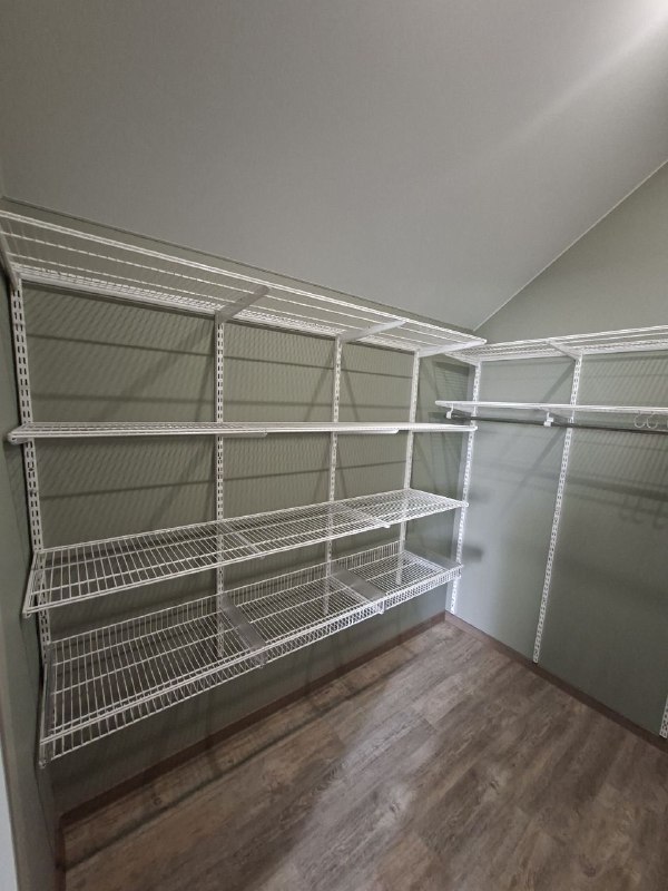 Белая П-образная гардеробная, ~1,8×2,9 м, фото 1