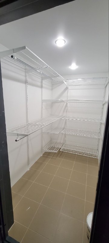 Белая П-образная гардеробная, ~1,7×2,1 м, фото 1