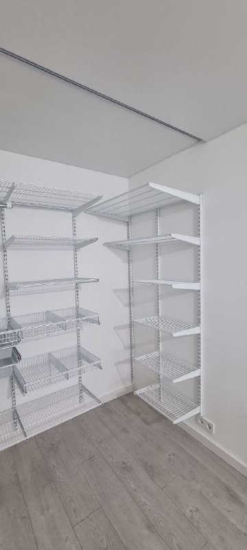 Белая П-образная гардеробная с брючницей, ~1,9×1,7 м, фото 3