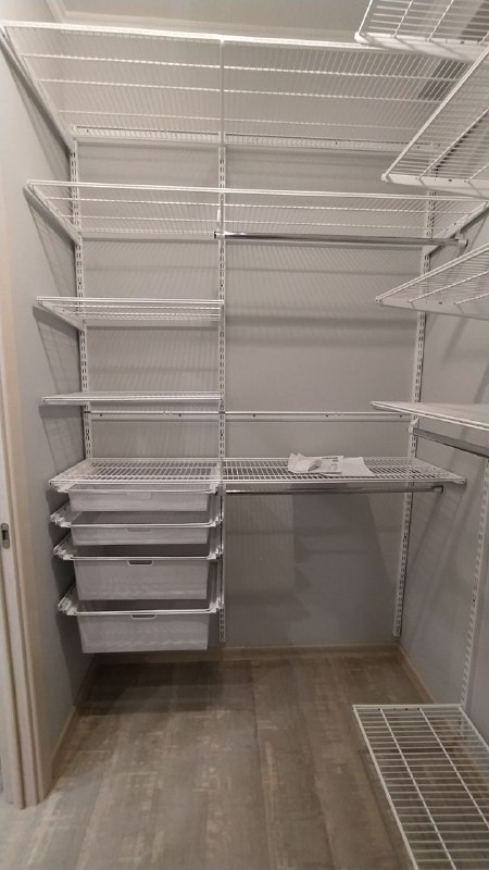 Белая П-образная гардеробная с брючницей, ~1,4×2 м, фото 1