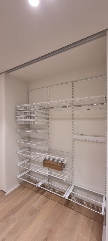 Белая П-образная гардеробная с брючницей, ~2,7×2 м, фото 10