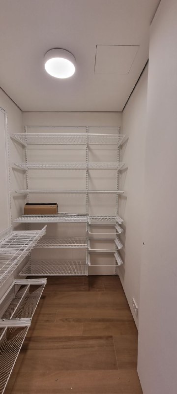 Белая П-образная гардеробная с брючницей, ~2,7×2 м, фото 4