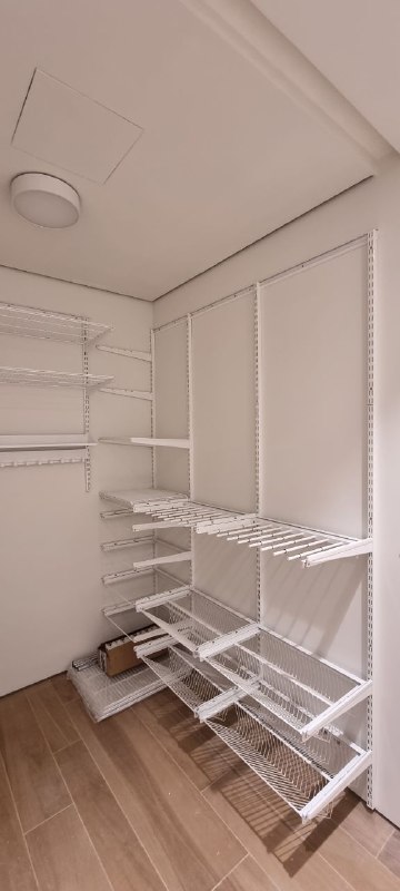 Белая П-образная гардеробная с брючницей, ~2,7×2 м, фото 7