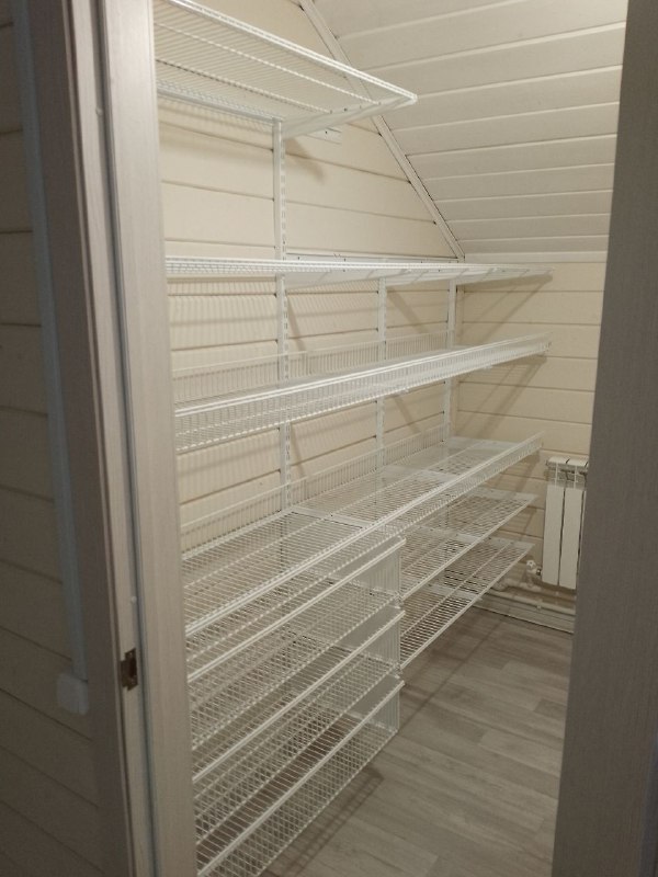 Белая П-образная гардеробная с брючницей, ~3×2,8 м, фото 1