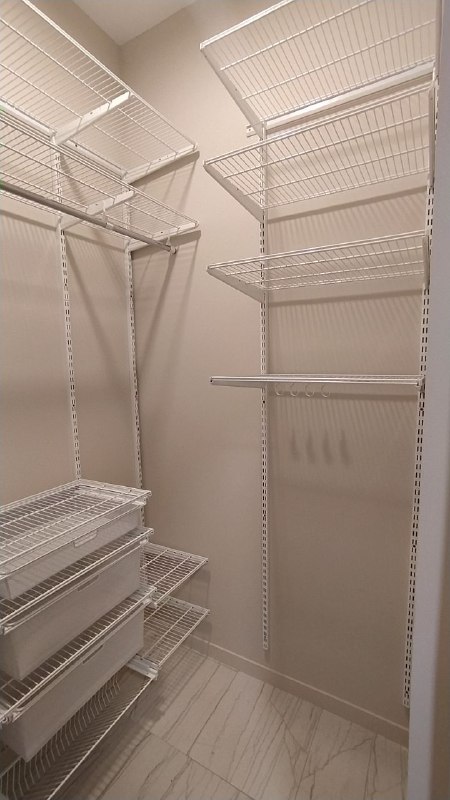 Белая П-образная гардеробная с брючницей, ~1,8×1,2 м, фото 1