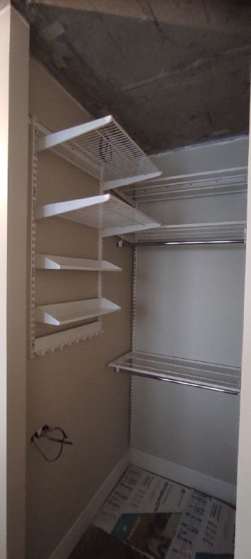 Белая П-образная гардеробная с брючницей, ~1,8×1,5 м, фото 1