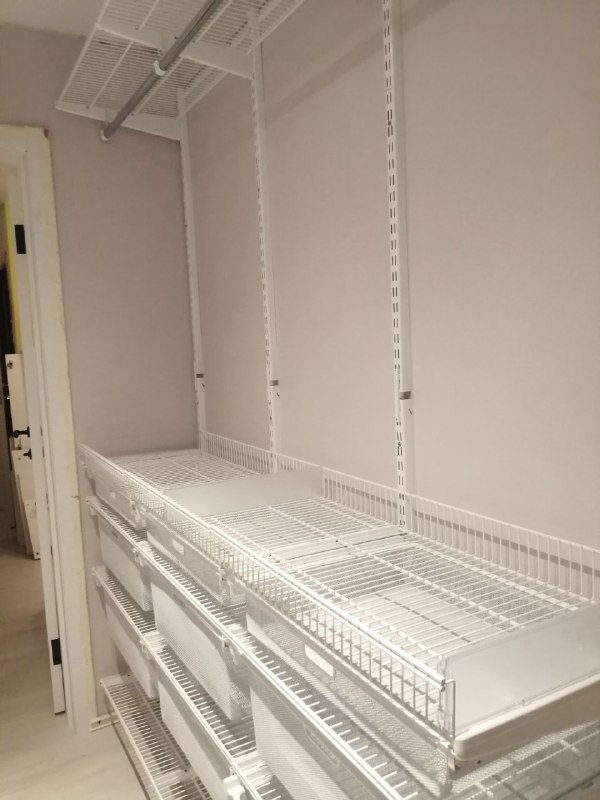Белая П-образная гардеробная с брючницей, ~2,1×2,8 м, фото 1