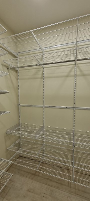 Белая П-образная гардеробная с брючницей, ~2,1×2,4 м, фото 2