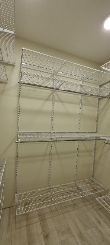 Белая П-образная гардеробная с брючницей, ~2,1×2,4 м, фото 4