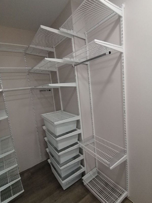 Белая П-образная гардеробная с брючницей, ~2,4×1,8 м, фото 1