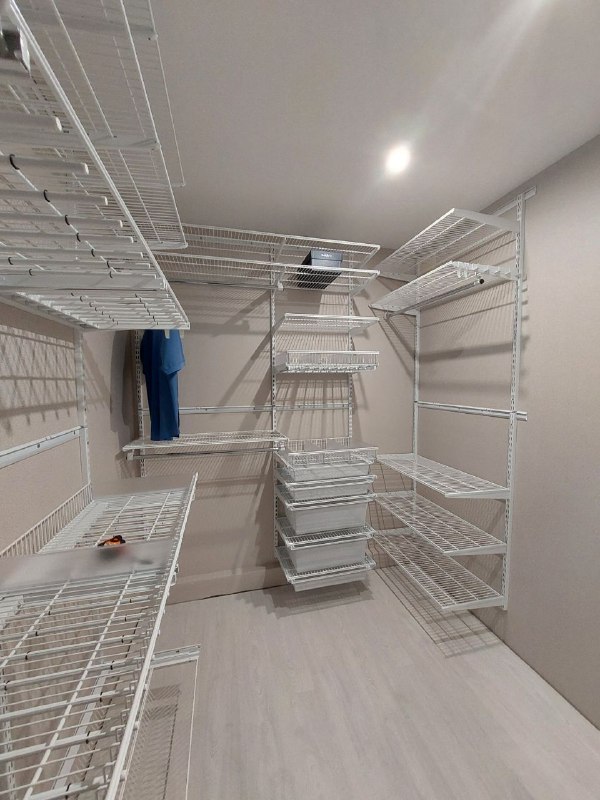 Белая П-образная гардеробная с брючницей, ~1,8×2,4 м, фото 1