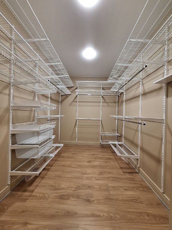 Белая П-образная гардеробная с брючницей, ~3×3 м, фото 1