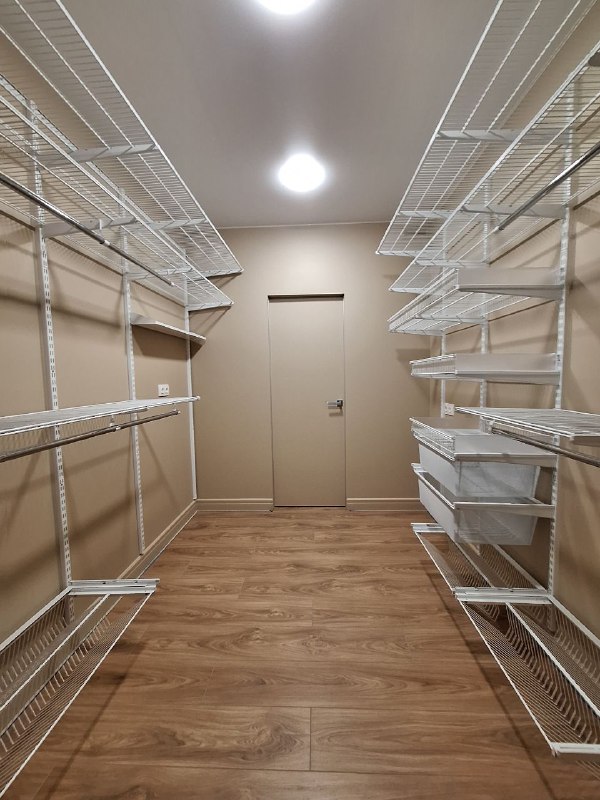 Белая П-образная гардеробная с брючницей, ~3×3 м, фото 2