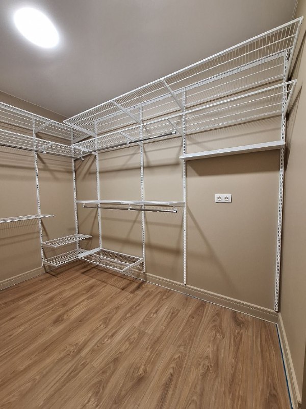 Белая П-образная гардеробная с брючницей, ~3×3 м, фото 4