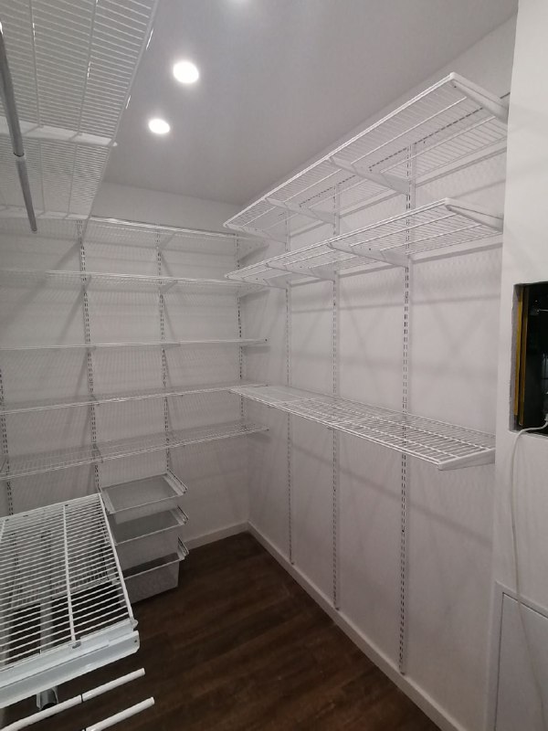 Белая П-образная гардеробная с брючницей, ~1,8×2,5 м, фото 1